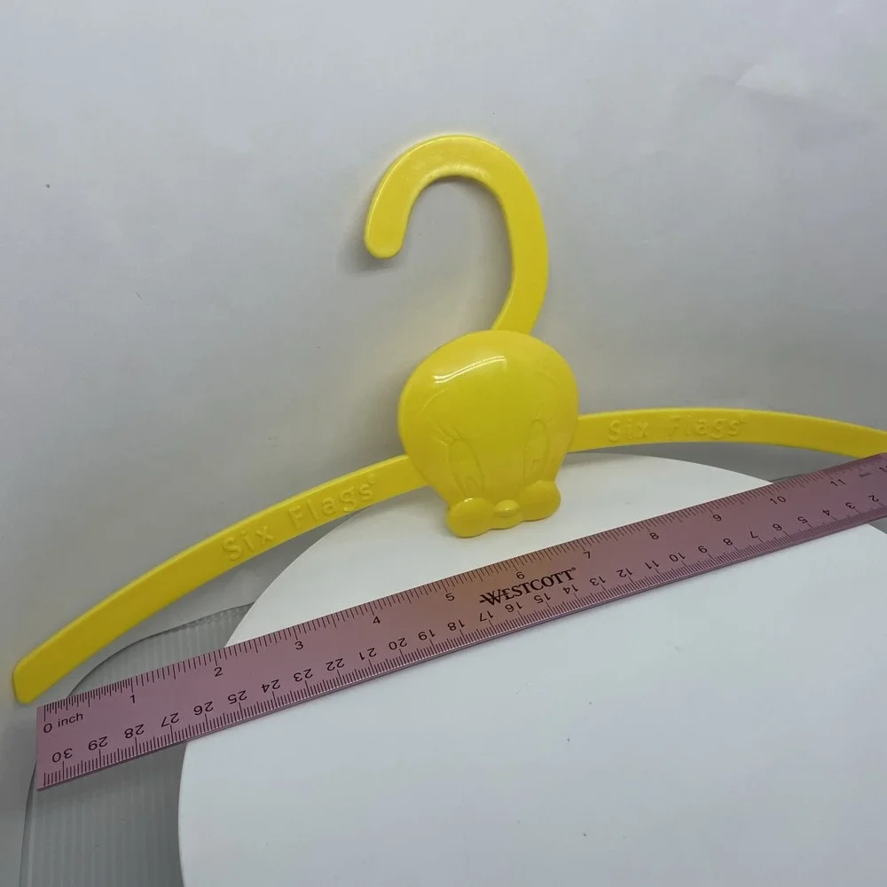 Tweety Bird Hanger Six Flags Magic Mountain Souvenir Warner Brothers 1998Plastic